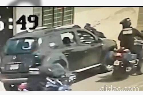 VIdeo: Se niega a pagar parquímetro virtual en Toluca y se lleva al policía en el cofre